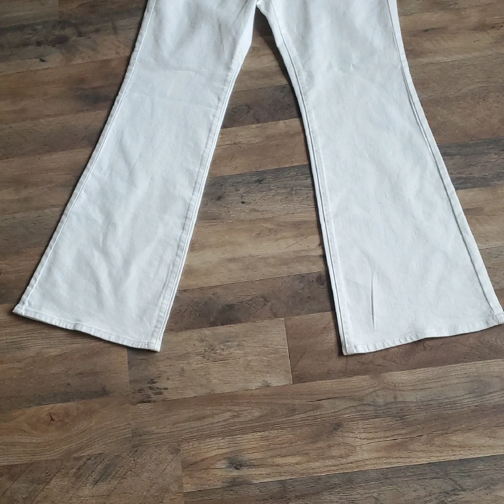 NWT Universal Thread Size 10 White Flare Jeans - Picture 6 of 7